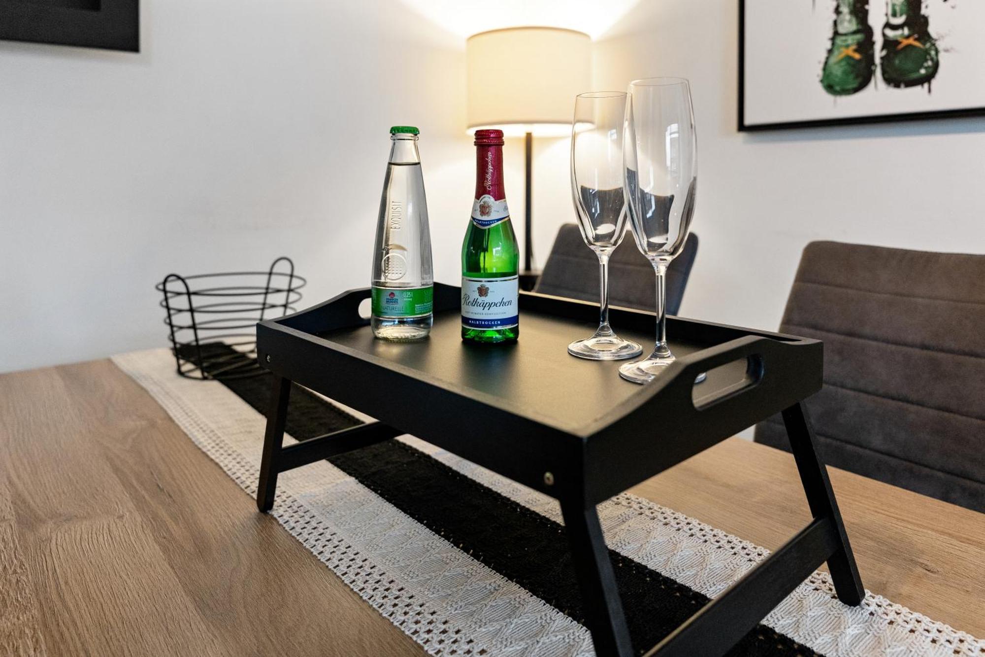 Modern Style Business Suite - Office - Kitchen - Balcony 헤르초게나우라흐 외부 사진
