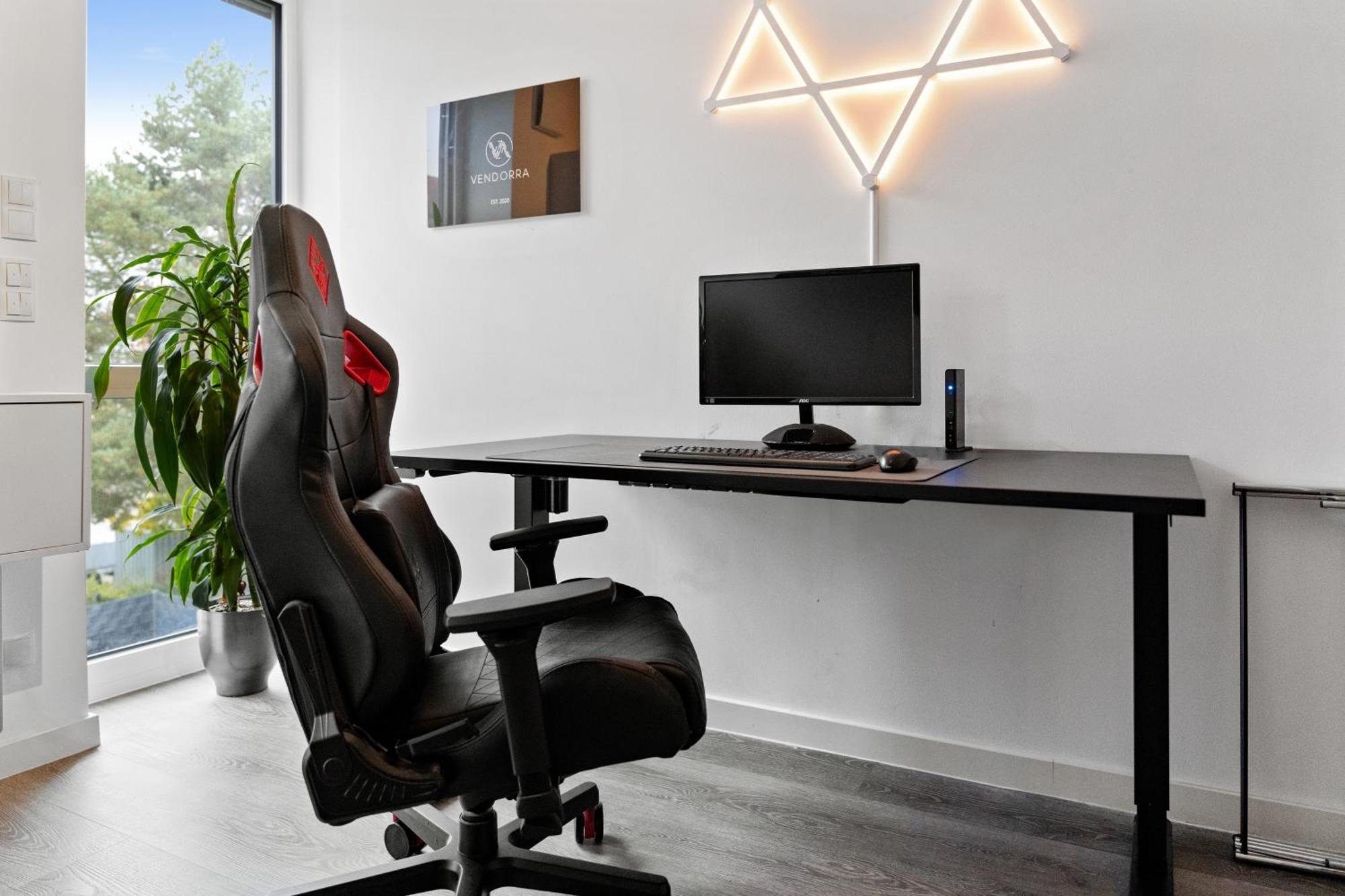 Modern Style Business Suite - Office - Kitchen - Balcony 헤르초게나우라흐 외부 사진